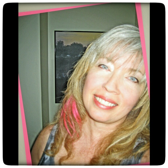 Sharing a Love of Art and Fashion - Picture 3 of 8